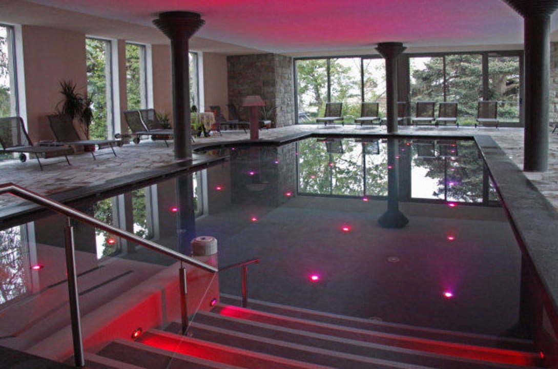 Hallenbad by night Hotel Bemelmans Post