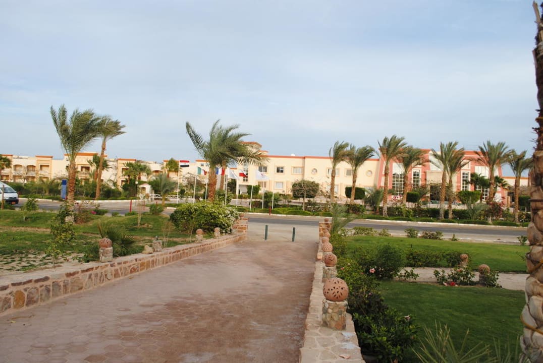 Widok spod sklepu po przeciwnej stronie ulicy Blue Reef Red Sea Resort