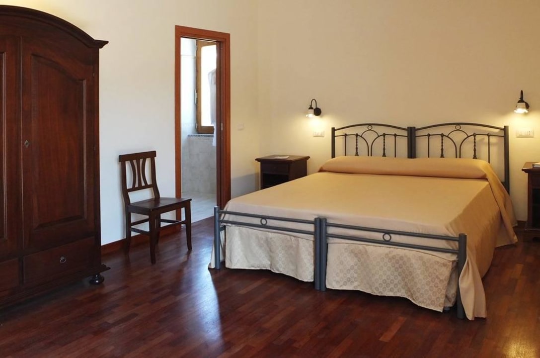 Camera arredata con letto in ferro battuto Villa Elisa