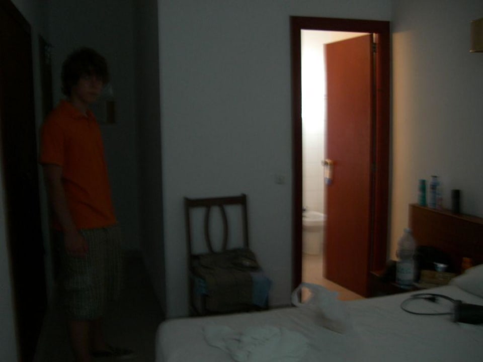 Bett und Tür zum Bad Hostal Villa Cati