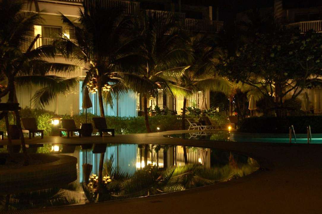 Poolanlage (abends) Aonang Villa Resort