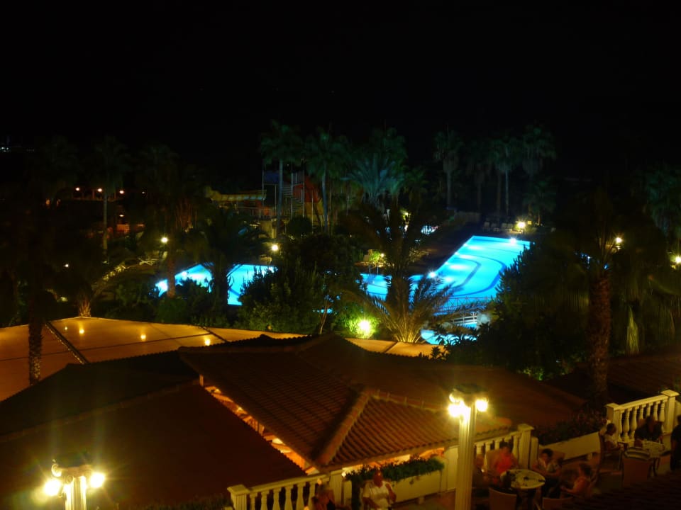 Blick vom Balkon zum Pool in der Nacht Hotel Defne Garden
