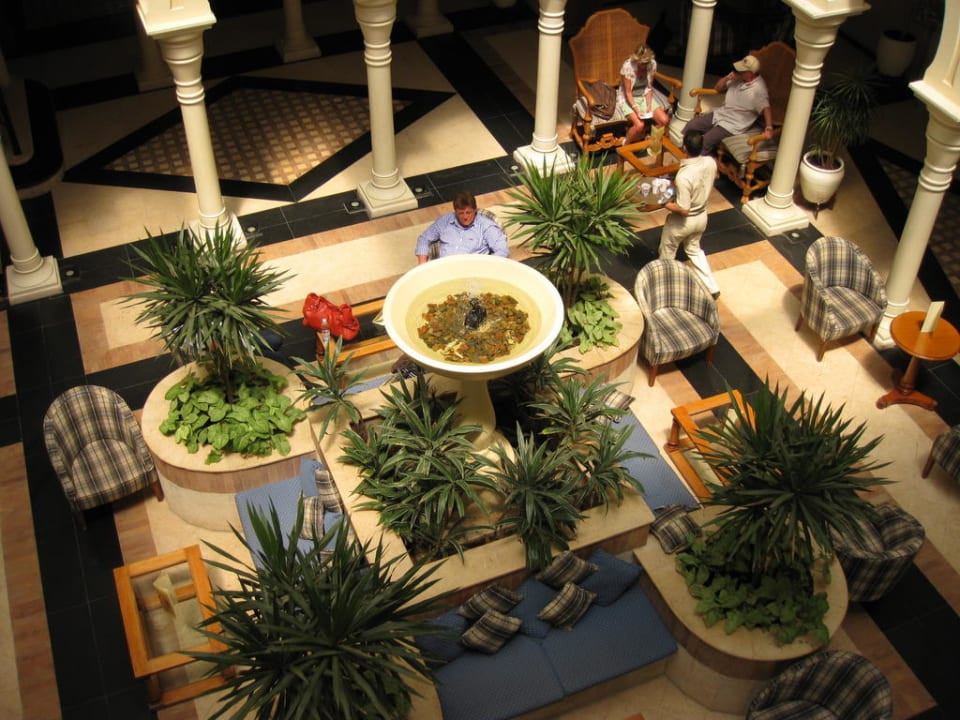Blick von oben in die Lobby. Grand Makadi