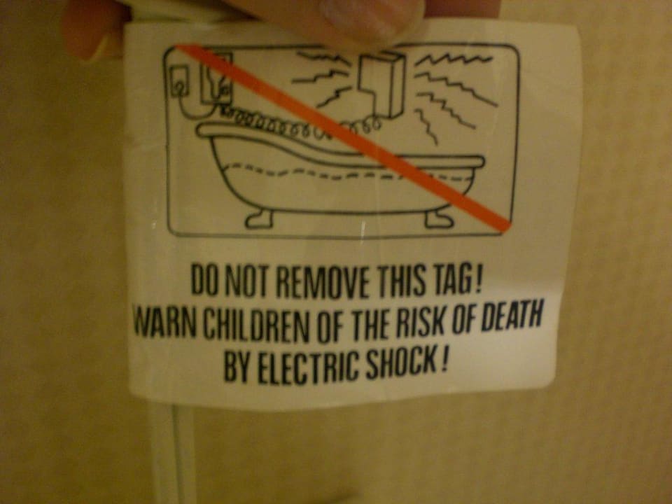 Warnhinweise auf dem Fön Hotel Wyndham Garden Newark Airport