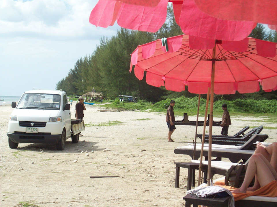Neue Liegen werden gebracht Hotel Takolaburi Khao Lak