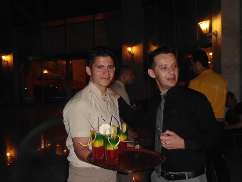 Barchef bringt uns Getränke Alaiye Resort & Spa