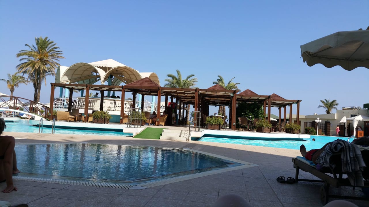 Poollandschaft zwischen Hotel + Meer Rodos Palladium Leisure & Wellness