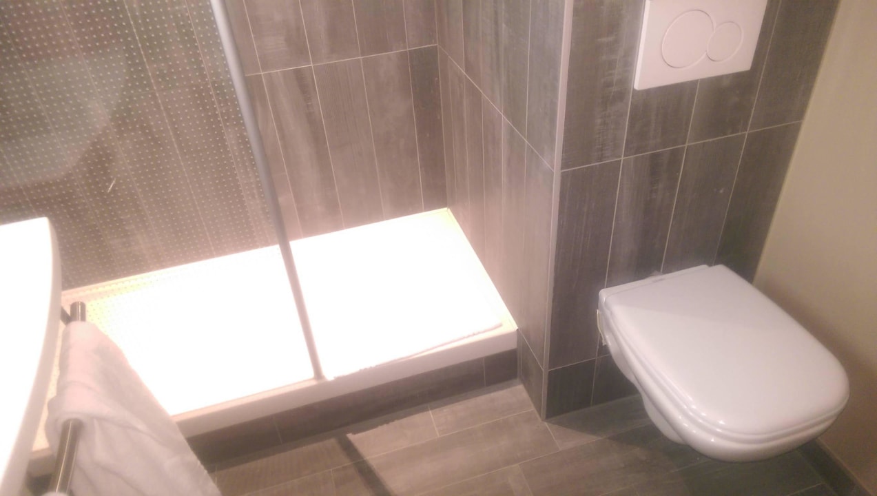 Badezimmer mit Dusche Hotel Ibis Brussels off Grand'Place