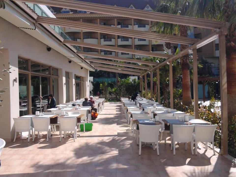 Man kann auch draußen essen! Port Side Resort Hotel