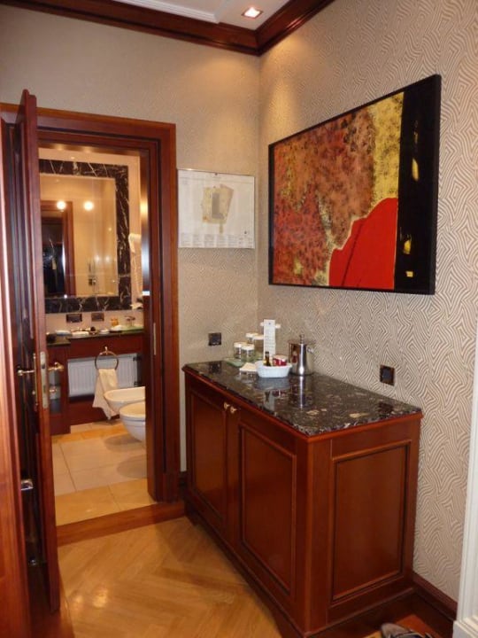 Minibar und Blick ins Bad NH Collection Prague Carlo IV