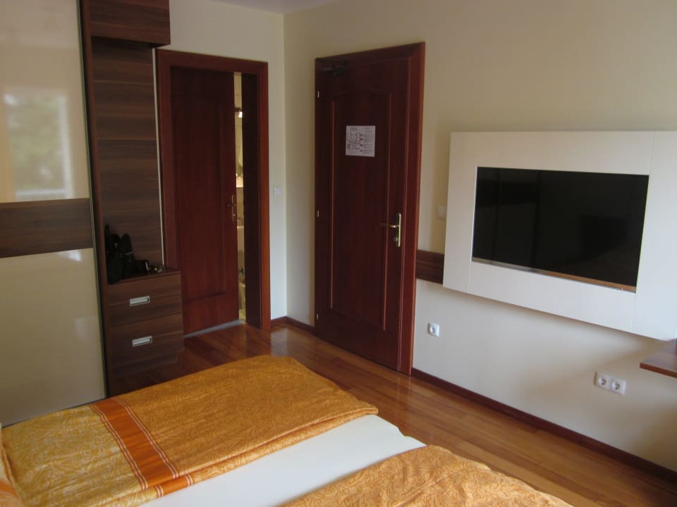 Schrank und Fernseher in Zimmer 5 Hotel Maestral