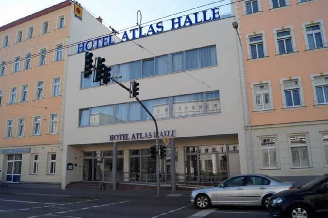 Blick von der Strassenseite Hotel Atlas Halle
