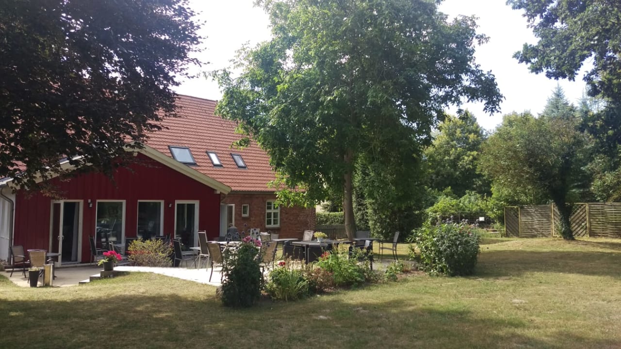 "Gartenanlage" Hotelpension Pfarrhaus (Alt Schwerin) • HolidayCheck