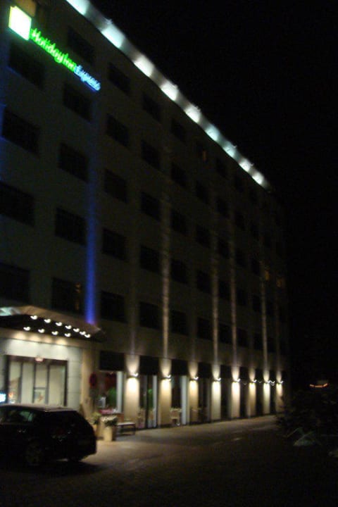Außenansicht dunkel Holiday Inn Express München - Messe