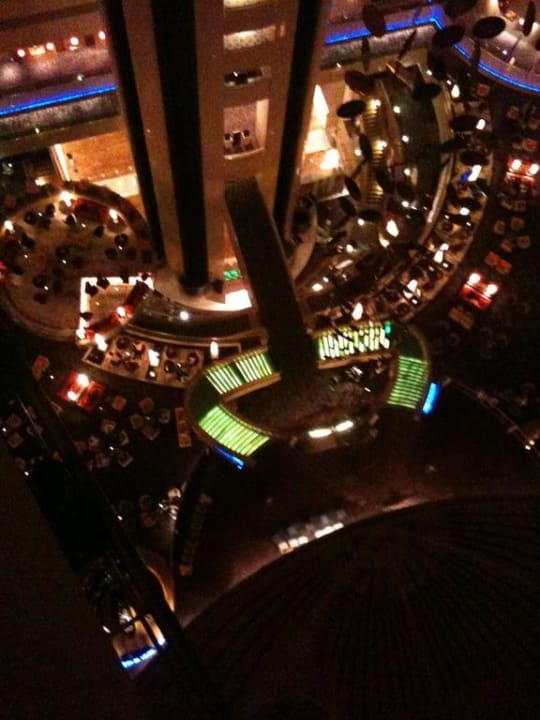 Hier unten ist das Lobby Parkroyal Collection Marina Bay