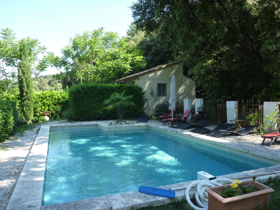 Blick auf den Hotelpool Hotel La Bergerie St. Gens