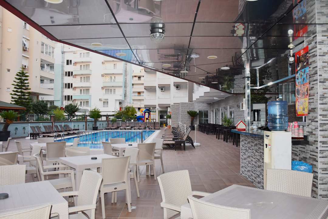 Blick von der Pool Bar zum Pool Grand Atilla Hotel