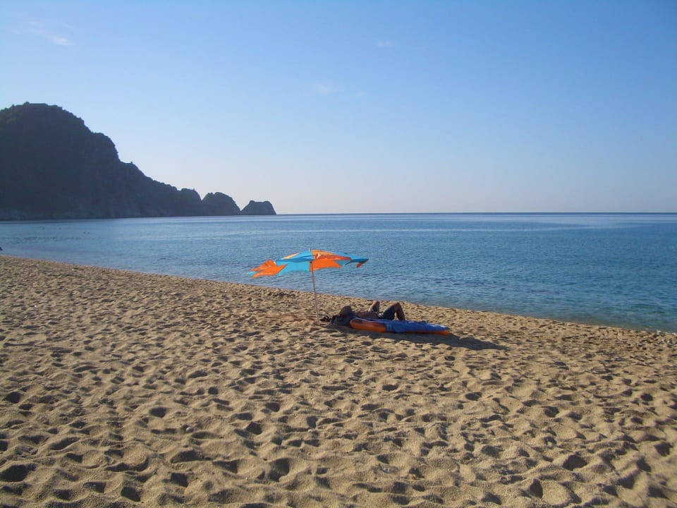 Morgens um 10 Uhr; so gut wie alleine am Strand Hotel Grand Okan