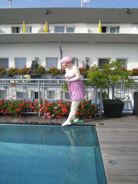 Nettes Beiwerk am Pool Hotel Kaiserhof Heringsdorf