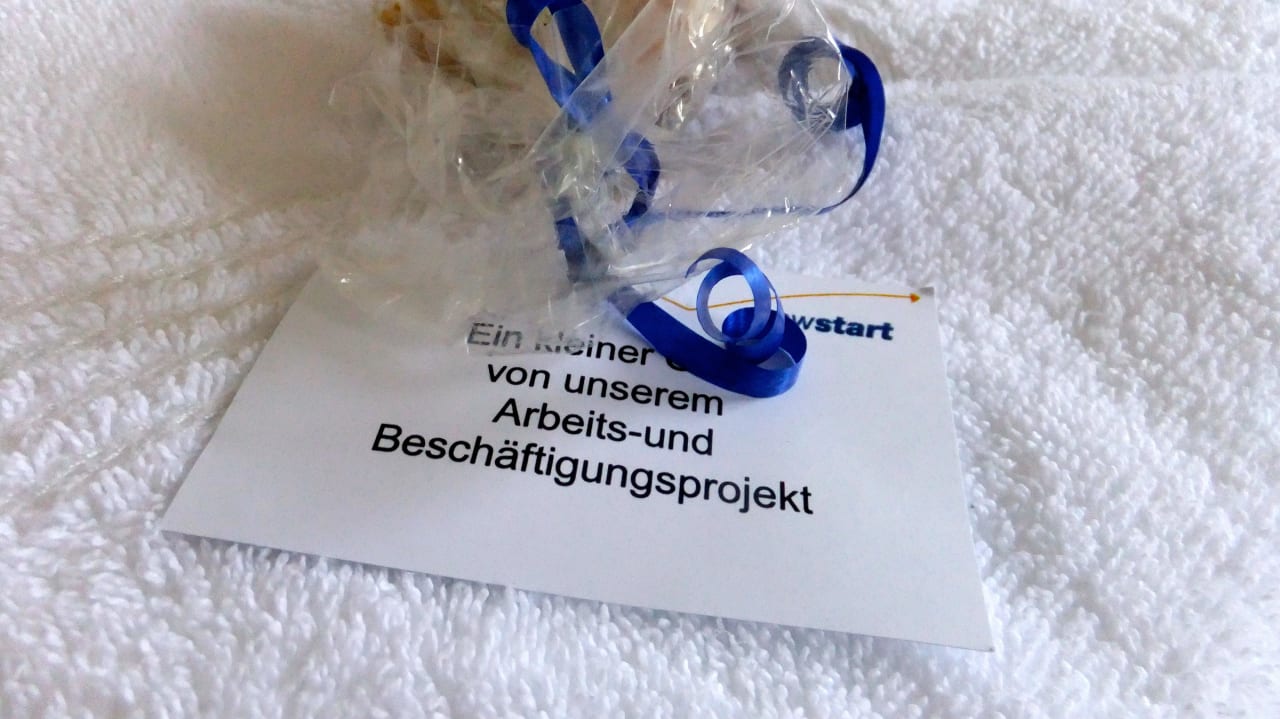 Nette Aufmerksamkeit auf dem Bett Hotel Alte Fischereischule