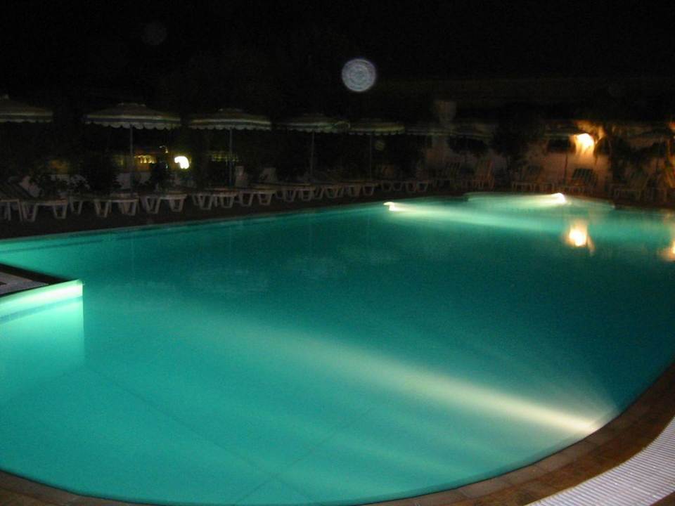 Poolanlage am Abend Hotel Faliraki Bay