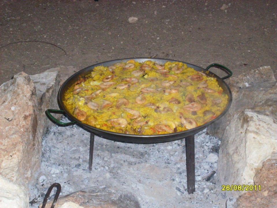 Paelle auf dem Grillfeuer Finca Es Pla Nou