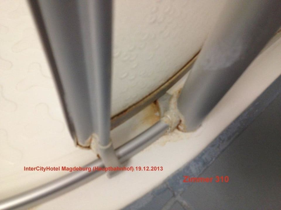 Dreckkruste Duschabtrennung Zi 310 IntercityHotel Magdeburg