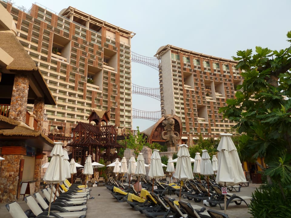 Liegebereich am Hauptpool Centara Grand Mirage Beach Resort Pattaya