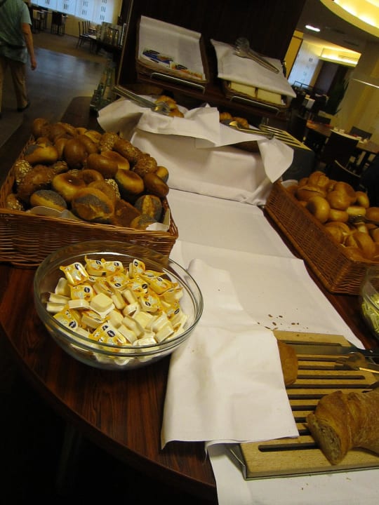 Brötchen, Hörnchen, Brot Premier Inn Köln City Mediapark