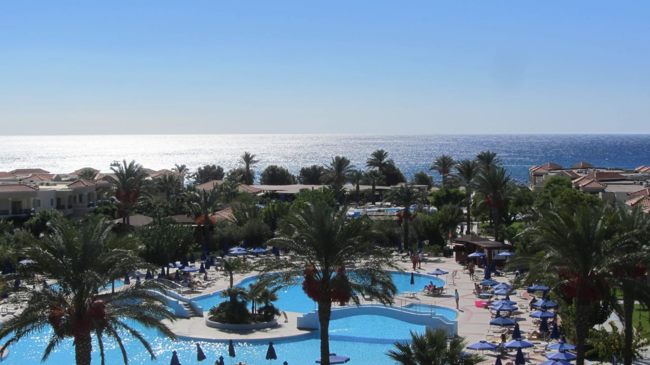 Blick Richtung Pool und Meer Lindos Princess Beach Resort & Spa