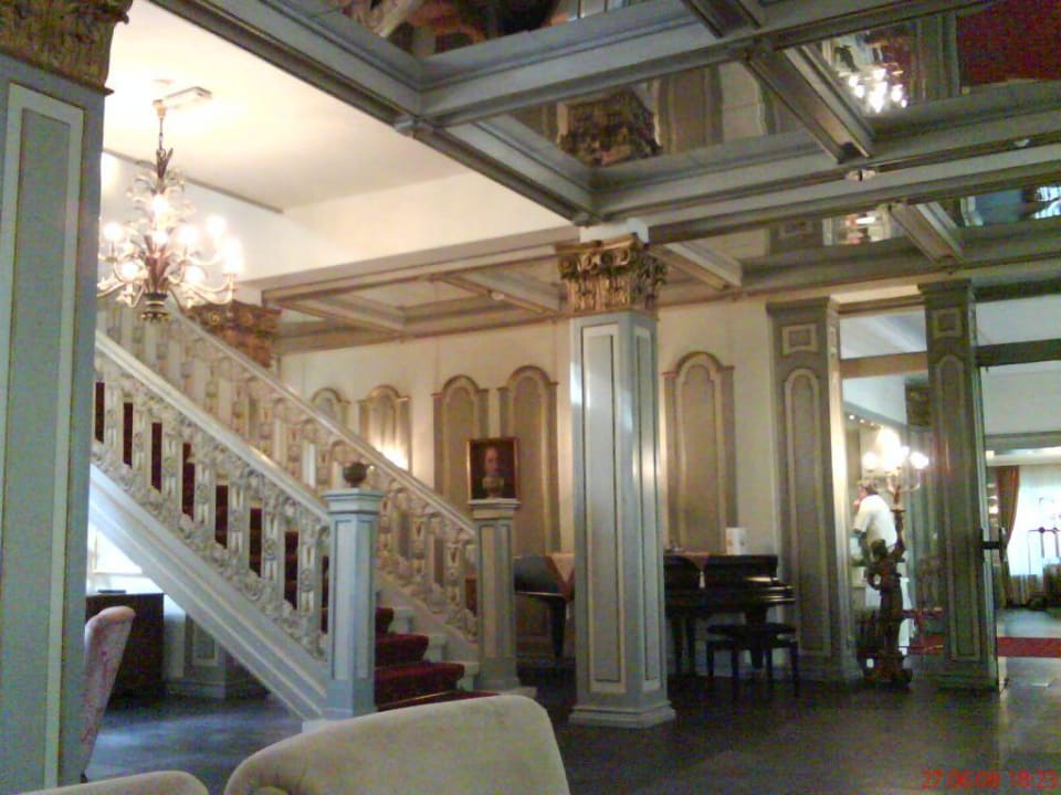 Blick in die Hotellhalle Althoff Hotel Fürstenhof