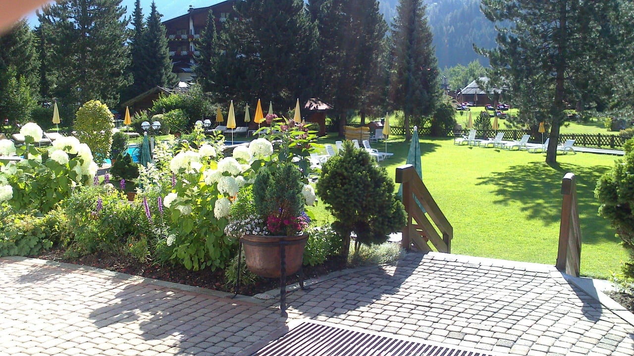 Toller Garten mit Pool Alpenhotel Fernau