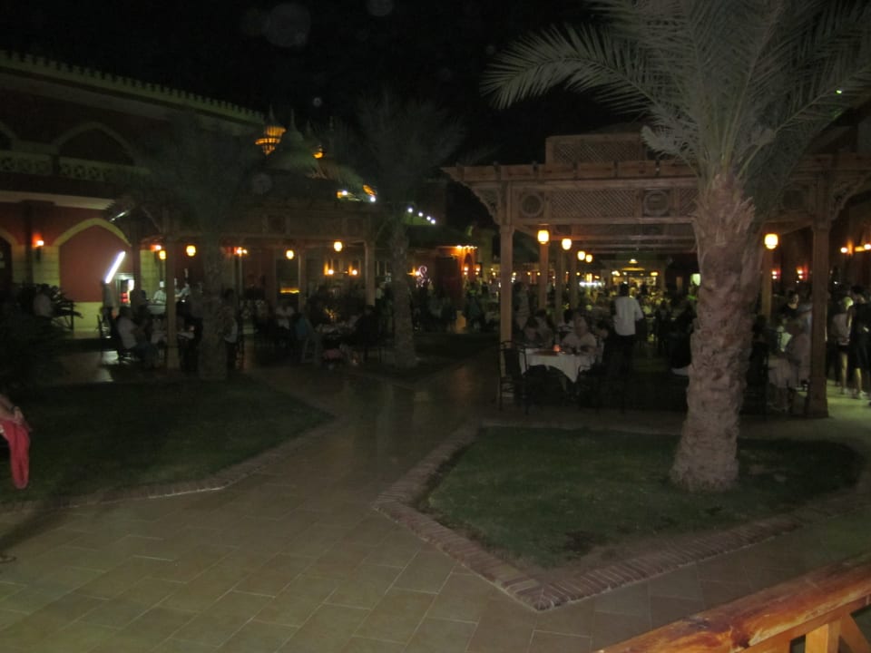 Abends auf dem Dorfplatz Pickalbatros Alf Leila Wa Leila Resort - Neverland Hurghada