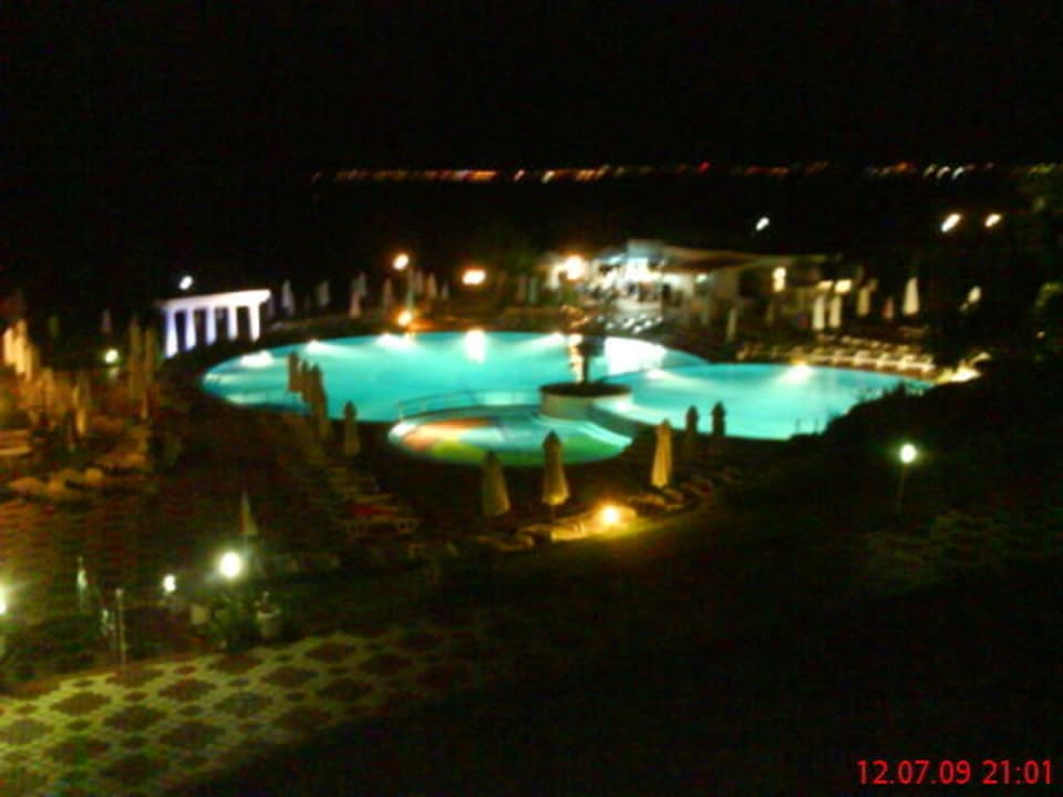 Poolanlage bei Nacht Hotel Sineva Beach