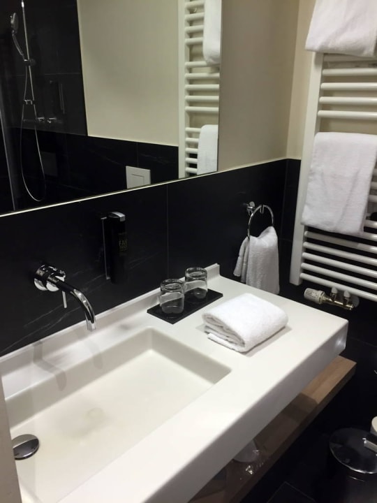 Moderner Waschtisch Vienna House Easy München