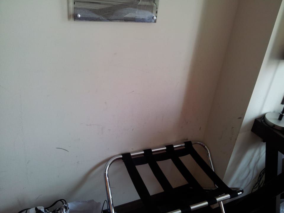 Spuren von Koffer und Co. Leonardo Hotel Berlin