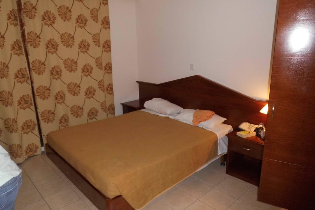 Schlafzimmer mit Doppelbett Corali Hotel