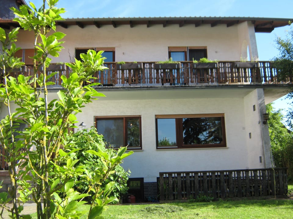 Hausgarten mit Blick auf Gaststube und Gästezimmer Reiterlandhof Kamm