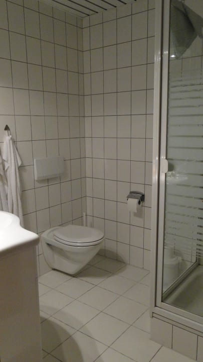 Bad mit Waschtisch, WC und Dusche Strandhotel Goldberg