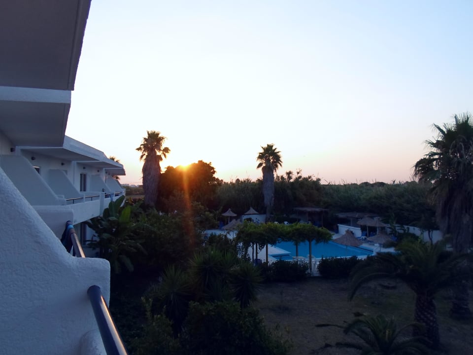 Poolanlage bei Sonnenaufgang Costa Angela Seaside Resort