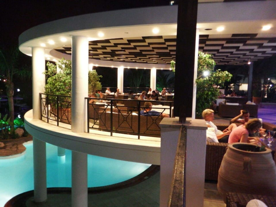 Lounge über den Pool Hotel Calypso Beach