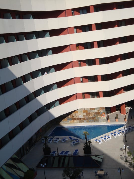 Blick vom Balkon zum Pool Ohtels Campo De Gibraltar