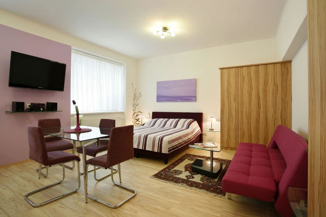 Studio Apartment 1 combined living & bedding area Central Apartments Vienna