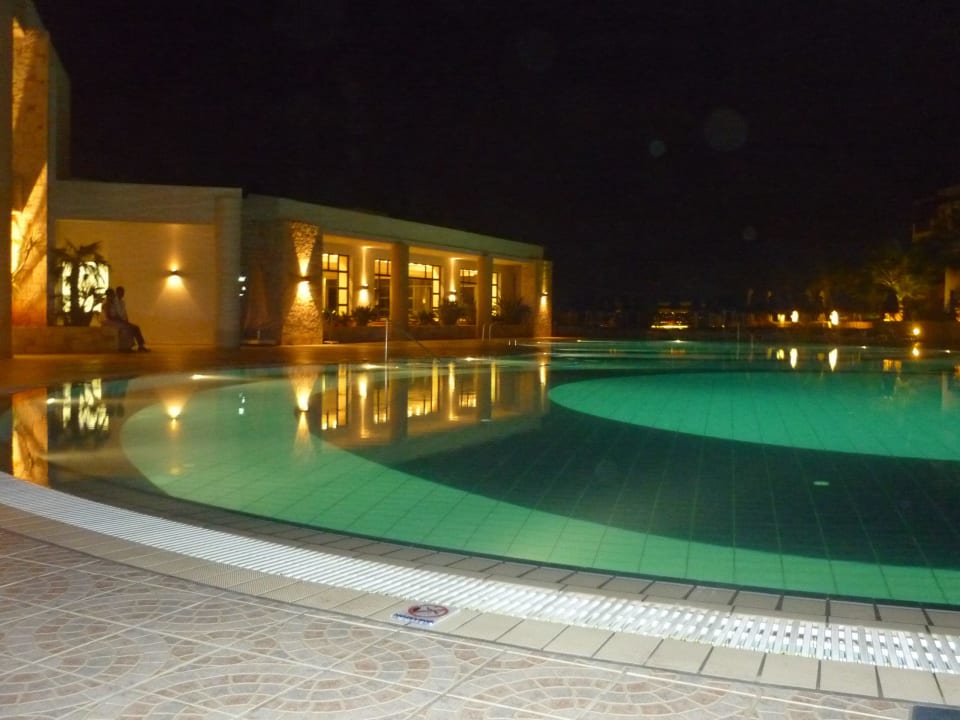 Pool bei Nacht Grand Hotel Holiday Resort