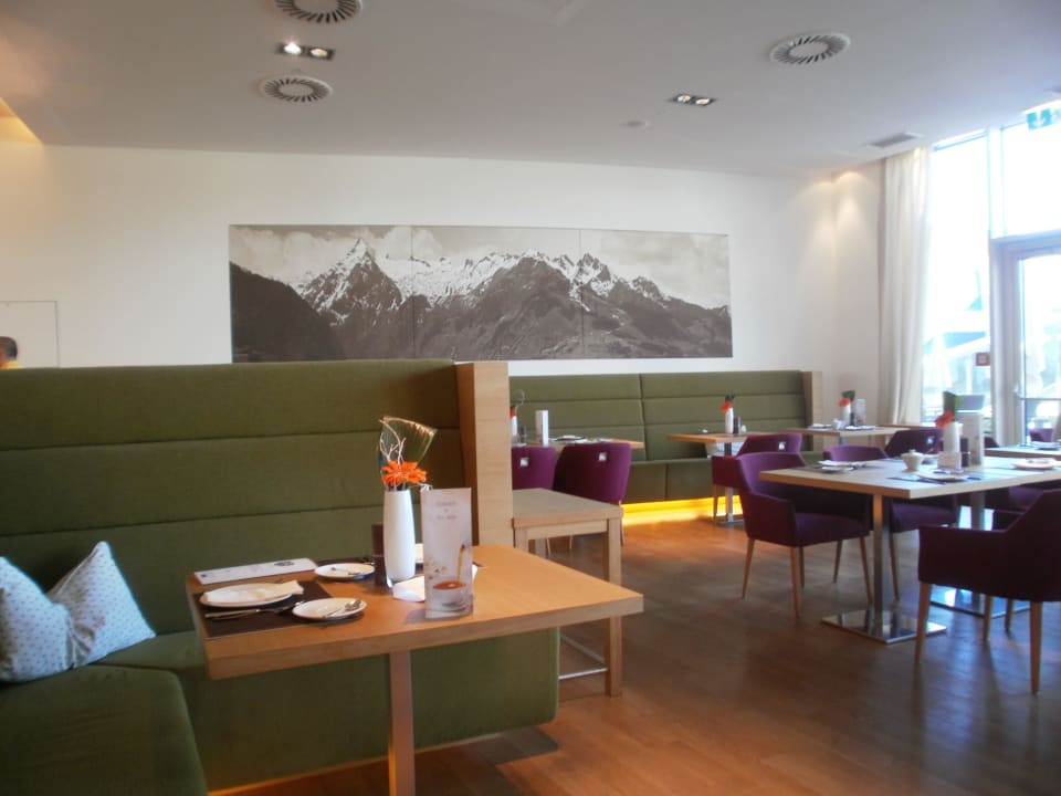 Frühstück im Restaurant ohne Tischdecken Tauern SPA Zell am See-Kaprun