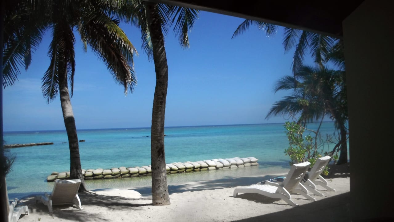 Sandsackwall vor den Superiorbungis Summer Island Maldives
