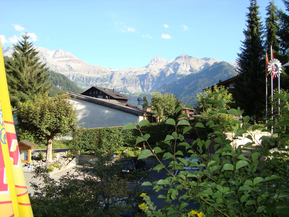 Blick vom Balkon auf Wildstrubel Alpen Hotel Residence