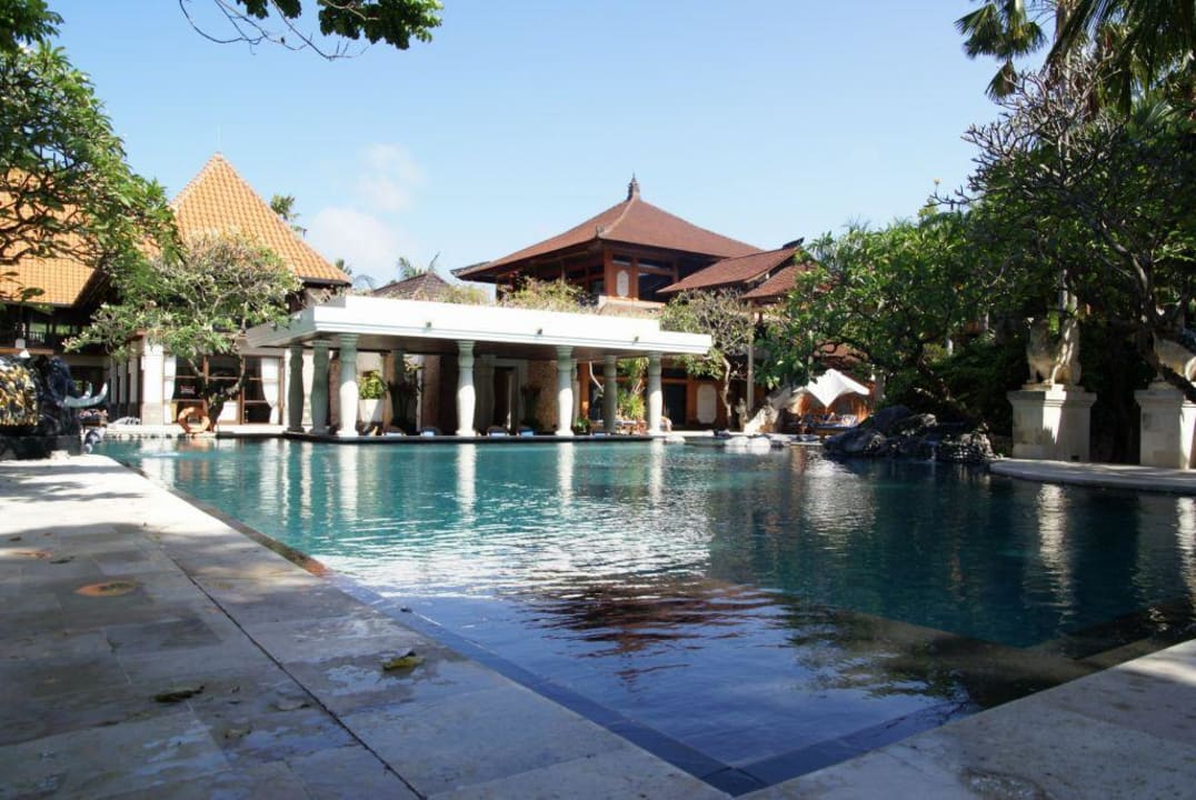 Normaler Pool m. Wasserbar Puri Santrian