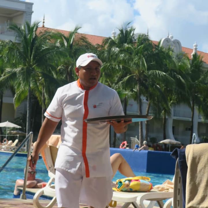 Obsługa barku przy basenie Hotel Riu Palace Riviera Maya