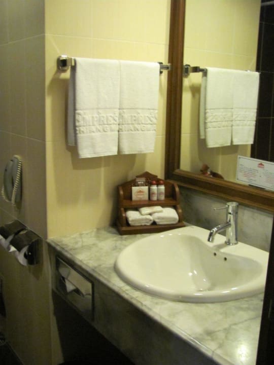 Waschbecken, es ist alles da was man braucht  Hotel The Empress